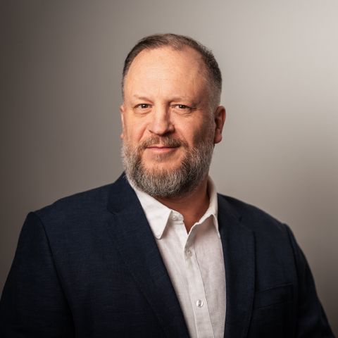 Alex Kasper, studio headshot